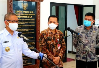 Dirjen Bina Keuda Agus Fatoni saat memberikan keterangan di kantor gubernur Kalbar