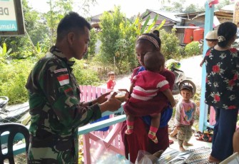 Pelayanan kesehatan posyandu satgas Yonarmed 19/105 Trk Bogani di perbatasan 