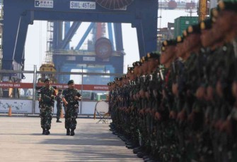 Pangkostrad Letjen TNI Maruli Simanjuntak saat inspeksi pasukan Yonif Raider 303/SSM di dermaga Kolinlamil Jakarta 
