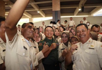 Kasad Jenderal TNI Dudung Abdurachman bersama PNS TNI AD di Mabesad