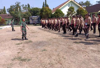 Pelda Mulyono saat memberikan pelatihan PBB pelajar SMAN 1 Nglames