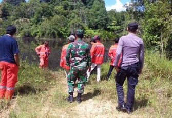 Serka Adri saat pengecekan embung bersama tim gabungan