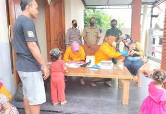 Pelda Khairil Anwar saat mendampingi kegiatan posyandu di wilayah binaan 