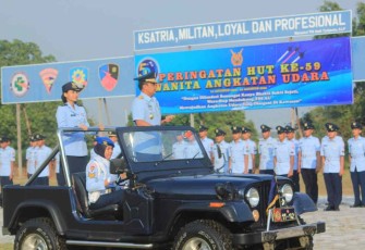 Danlanud Iswahjudi Marsma TNI M.Untung Suropati saat pengecekan personil upacara peringati HUT WARA ke-59 