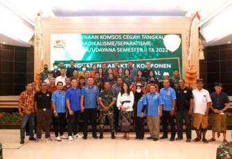 Swafoto peserta komsos di Makodam Udayana 