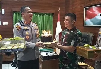 Kapolres Pacitan saat memberikan kue Ultah Dandim