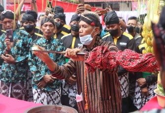 Upacara Adat Jamasan Pusaka Tulungagung Tombak Kanjeng Kyai Upas
