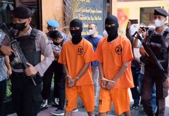 Tersangka pengeroyokan dibawa saat konferensi pers Polres Blitar Kota