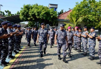 Prajurit Lantamal V Surabaya saat menyambut kedatangan Wakasal