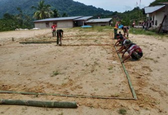 Satgas Yonif 645/Gty saat membangun lapangan voli di perbatasan 