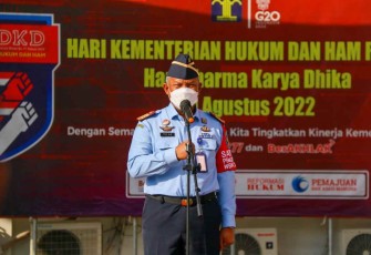 Tejo Harwanto saat memimpin apel pagi pegawai