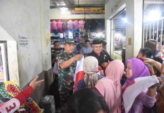 Dandim 0803/Madiun Letkol Inf Meina Helmi saat bagikan bendera merah putih bersama wakil bupati