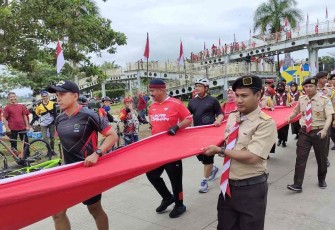 Antusias masyarakat Tenggarong saat kirab bendera merah putih 