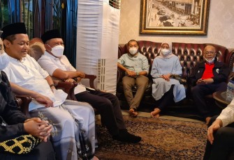 Ketua Golkar Jawa Timur Muhammad Sarmuji melakukan takziah ke rumah wakil gubernur Jatim Emil Dardak di Jakarta, Minggu (21/8/2022) 