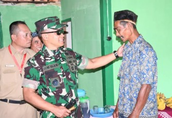 Danrem 081/DSJ Kolonel Inf Deni Rejeki saat meninjau rutilahu warga