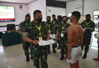 Danrem 023/KS Kol Inf Dodi Triwinarto saat cek Casis Bintara PK TNI AD 