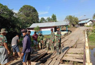 Karya bakti perbaiki jembatan penghubung bersama masyarakat perbatasan 