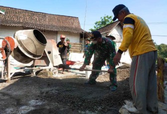 Serda Nanang saat bantu bangun rumah warga binaannya