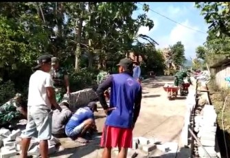 Serka Mulyadi saat membantu warga binaan karya bakti