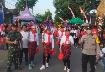Kapten Inf Misto saat pawai budaya di desa Bakut