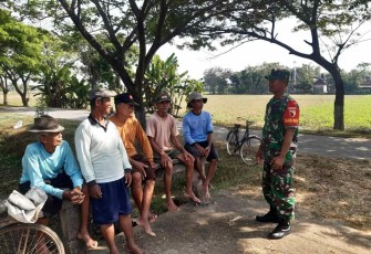 Serda Sujiono saat himbau kelompok tani di wilayah binaan