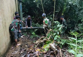 Satgas Yonarmed 19/105 Trk Bogani saat membersihkan jalur air di perbatasan 
