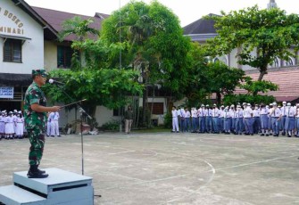 Danrem 091/ASN Brigjen TNI Dendi Suryadi saat memberikan pengarahan 