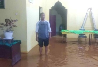 Ilustrasi rumah terendam air yang mulai surut