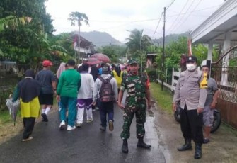 Sertu Puji saat pengamanan kegiatan jalan sehat di wilayah binaan 