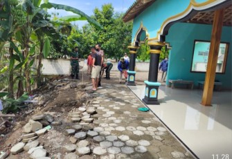 Serda Suradi saat bersama warga binaan gelar karya bakti bersihkan masjid