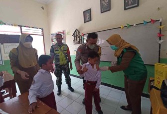 Serka Muji saat mendampingi imunisasi anak