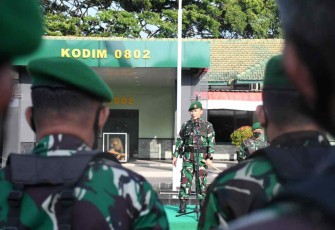 Dandim 0802/Ponorogo Letkol Inf Hirta Juni Adriansyah saat memberikan jam komandan