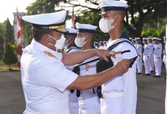 Dankodikdukum saat melantik siswa Dikmata TNI AL Angkatan XL!/2,