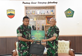 Kasrem 023/KS saat menyerahkan laptop 