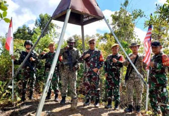 Foto bersama saat patroli gabungan patok perbatasan 