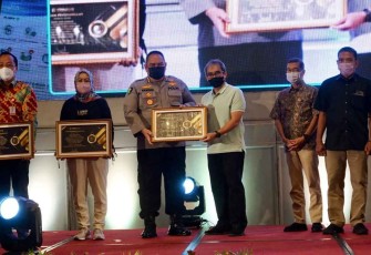 Kombes Pol Erwin Zainul Hakim saat menerima penghargaan dari BPJS Kesehatan 