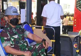 Danrem 081/DSJ Kolonel Inf Deni Rejeki saat menaiki bus KTT G20