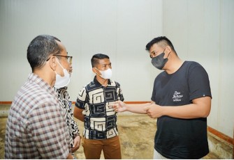 Walikota Medan saat pengecekan gudang