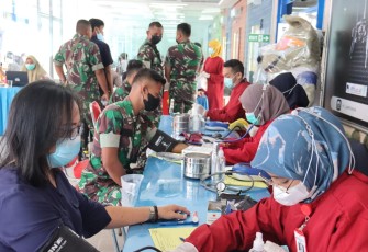 Prajurit Kodam XII/Tpr Ikuti Donor Darah di RRI Pontianak