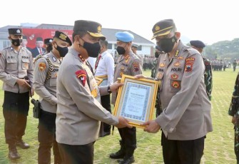 Kapolda Jateng Irjen Pol Ahmad Luthfi saat memberikan penghargaan anggotanya