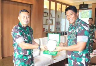 Danrindam Jaya Kolonel Inf Ayub Akbar saat menerima cenderamata 