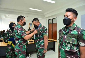Kadiskum AL saat memberikan piagam pelatihan 