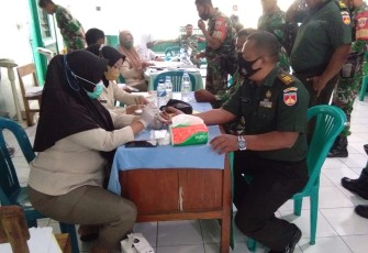 Danramil 0718-01/Pati saat melaksanakan pengecekan kesehatan 