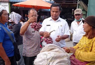 Jajaran PUD Pasar Medan saat pengecekan bahan pokok