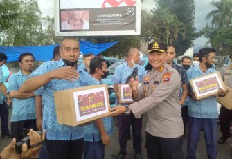 Kapolda NTB Irjen Pol Djoko Poerwanto saat memberikan paket sembako BBM