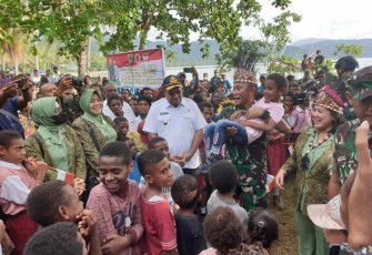 Pangdam XVIII/Kasuari saat menggendong anak masyarakat Tambrauw Papua Barat 