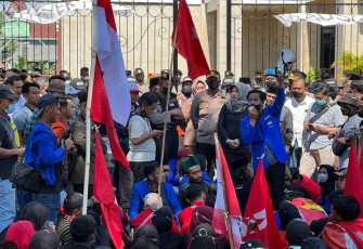 Aksi unras penolakan kenaikan BBM di Surabaya 