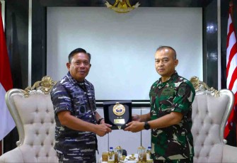 Pangkoarmada III Laksamana Muda TNI Irvansyah saat memberikan cenderamata 