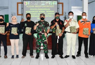 Dandim 0802/Ponorogo Letkol Inf Hirta Juni Adriansyah foto bersama komunitas 