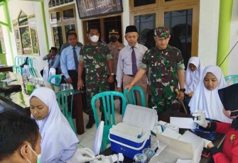 Dandim 0802/Ponorogo Letkol Inf Hirta Juni Adriansyah saat meninjau kegiatan vaksinasi booster 
